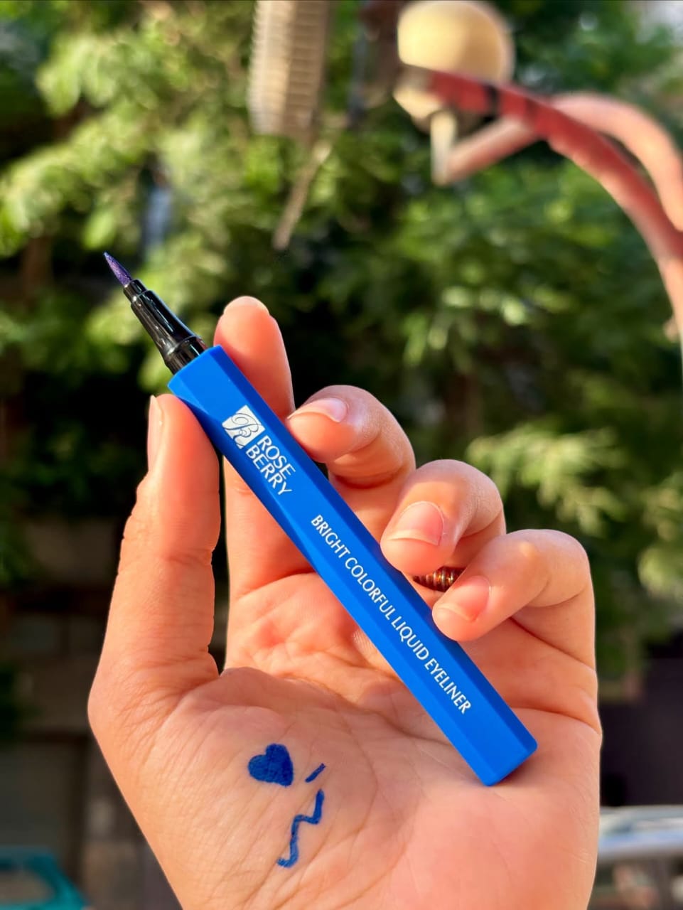 ايلاينر روز بيري الازرق